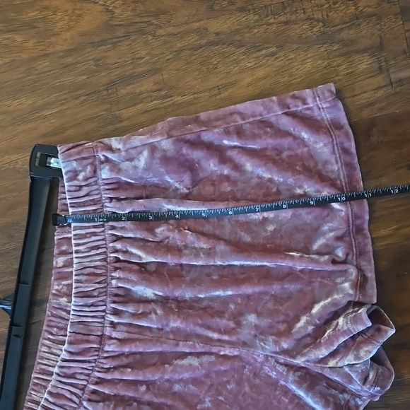 Forever 21 Small Dusty Pink Crushed Velvet Shorts - Picture 7 of 8